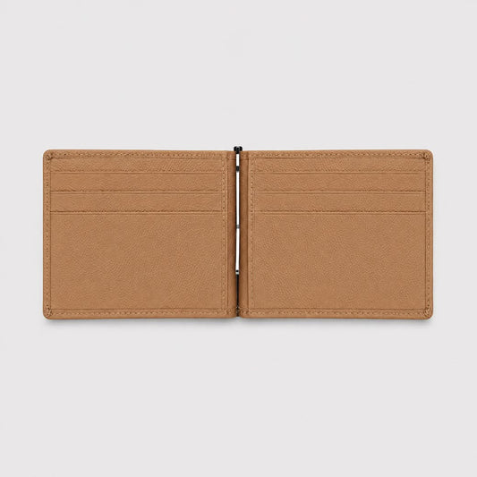 Billetera de cuero color camel de Maison Caviar, diseño elegante y compacto, ideal para llevar tarjetas y dinero.