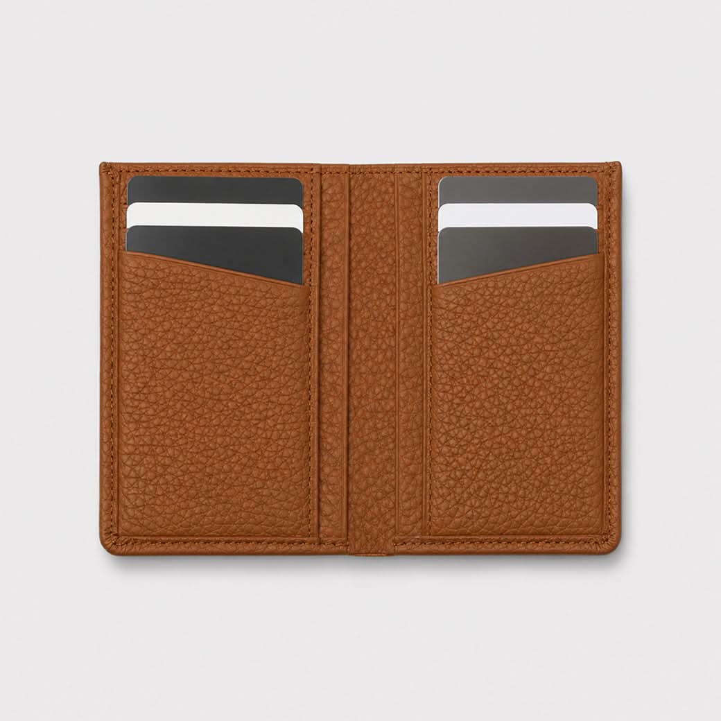 Billetera Maison Caviar Alphonse de color camel, con diseño elegante y detalles en cuero para hombres.
