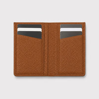 Billetera Maison Caviar Alphonse de color camel, con diseño elegante y detalles en cuero para hombres.