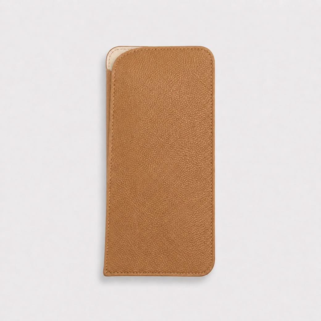 Estuche de gafas Maison Caviar Ginebra en color camel, con diseño elegante y cierre resistente para protección óptima.