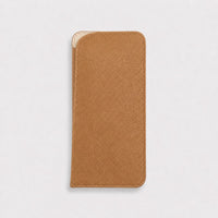 Estuche de gafas Maison Caviar Ginebra en color camel, con diseño elegante y cierre resistente para protección óptima.
