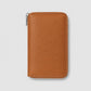 Billetera Greta de Maison Caviar en color camel, con diseño elegante y detalles de piel para mujer.