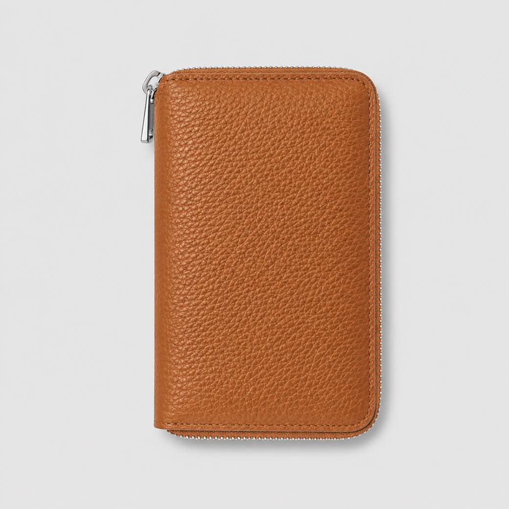 Billetera Greta de Maison Caviar en color camel, con diseño elegante y detalles de piel para mujer.