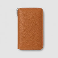 Billetera Greta de Maison Caviar en color camel, con diseño elegante y detalles de piel para mujer.