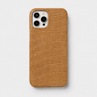 Funda para iPhone Maison Caviar Milan en color camel, con diseño elegante y protección para teléfono móvil.