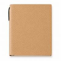 Agenda Maison Caviar Margot en color camel con diseño elegante y página interior visible en la imagen.