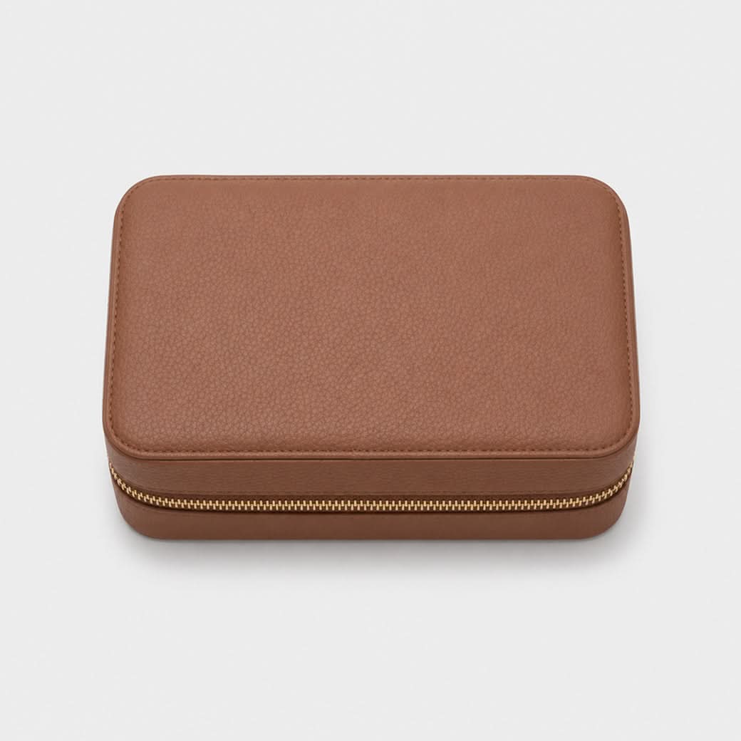 Joyero Maison Caviar Londres en color camel, con compartimentos para joyas y diseño elegante.