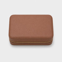Joyero Maison Caviar Londres en color camel, con compartimentos para joyas y diseño elegante.