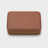 Joyero Maison Caviar Londres en color camel, con compartimentos para joyas y diseño elegante.