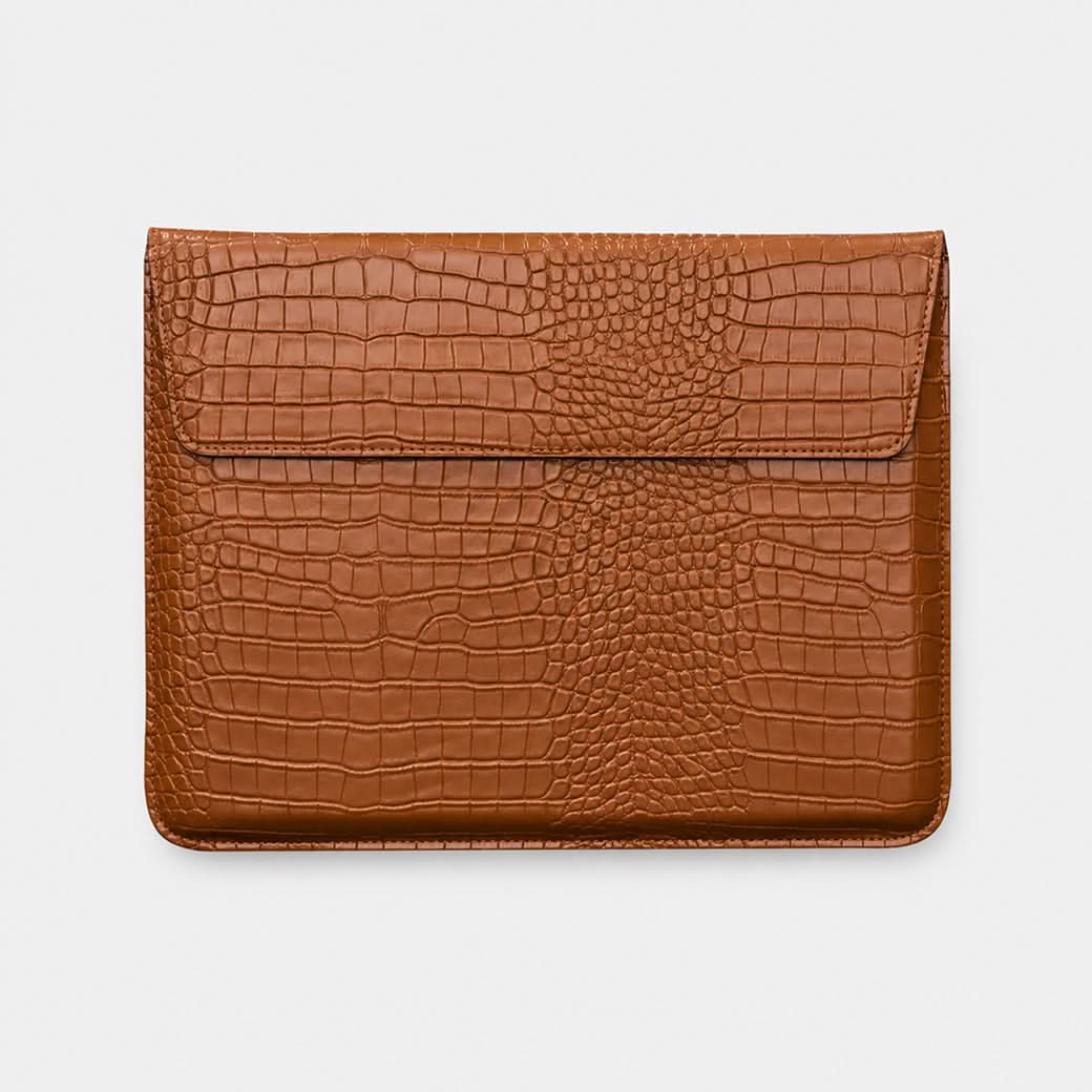 Funda para MacBook Maison Caviar Nobu en color camel con textura de cocodrilo, protección elegante para portátil.