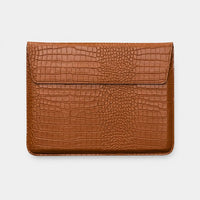 Funda para MacBook Maison Caviar Nobu en color camel con textura de cocodrilo, protección elegante para portátil.