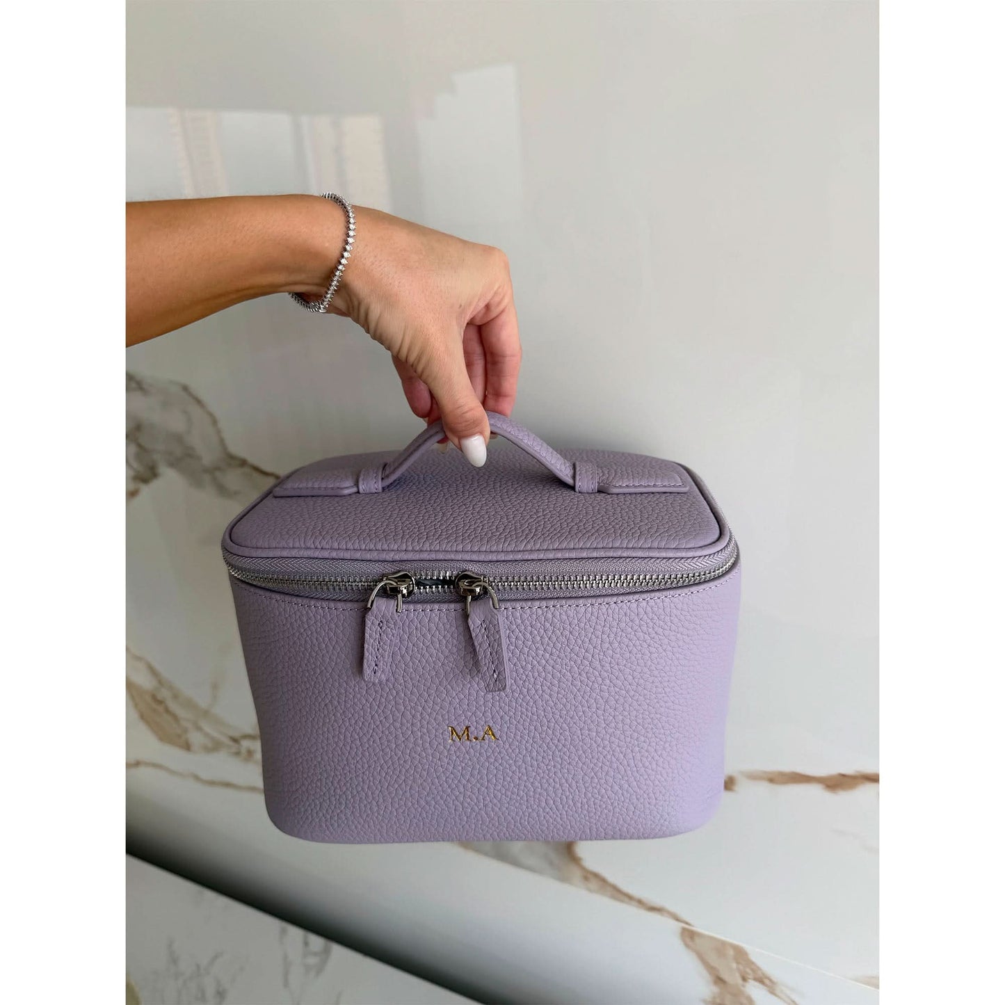 Maleta de viaje Maison Caviar Camille con asas y compartimentos, en color negro para viajes cortos y largos.