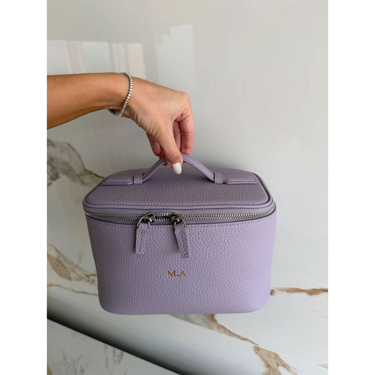 Maleta de viaje Maison Caviar Camille con asas y compartimentos, en color negro para viajes cortos y largos.