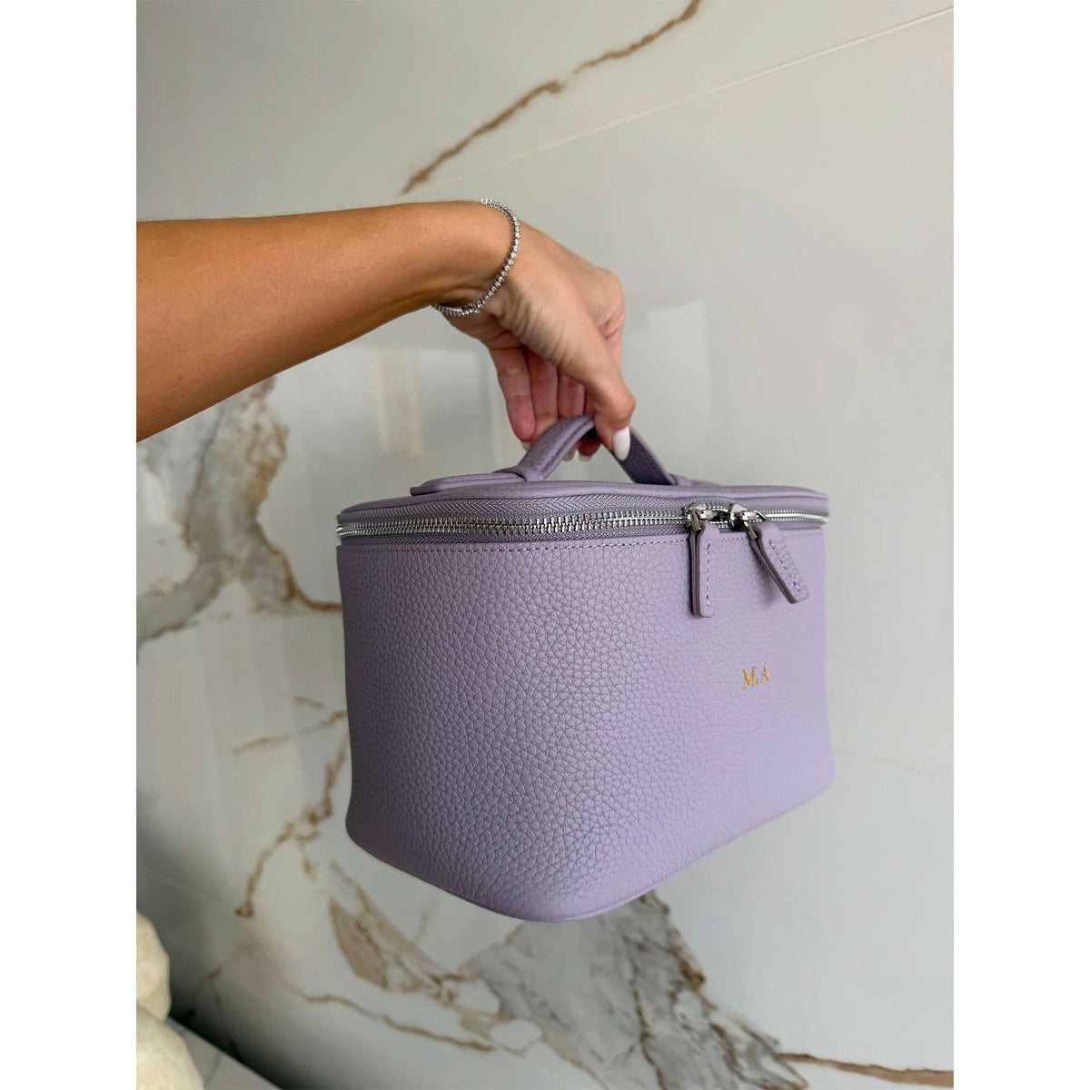 Bolsa de viaje Camille de Maison Caviar, con asas resistentes y diseño elegante en cuero negro, ideal para viajes cortos.