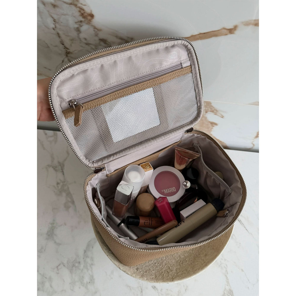 Bolsa de viaje Camille de Maison Caviar, maleta de mano elegante con asas y compartimentos visibles en la imagen.