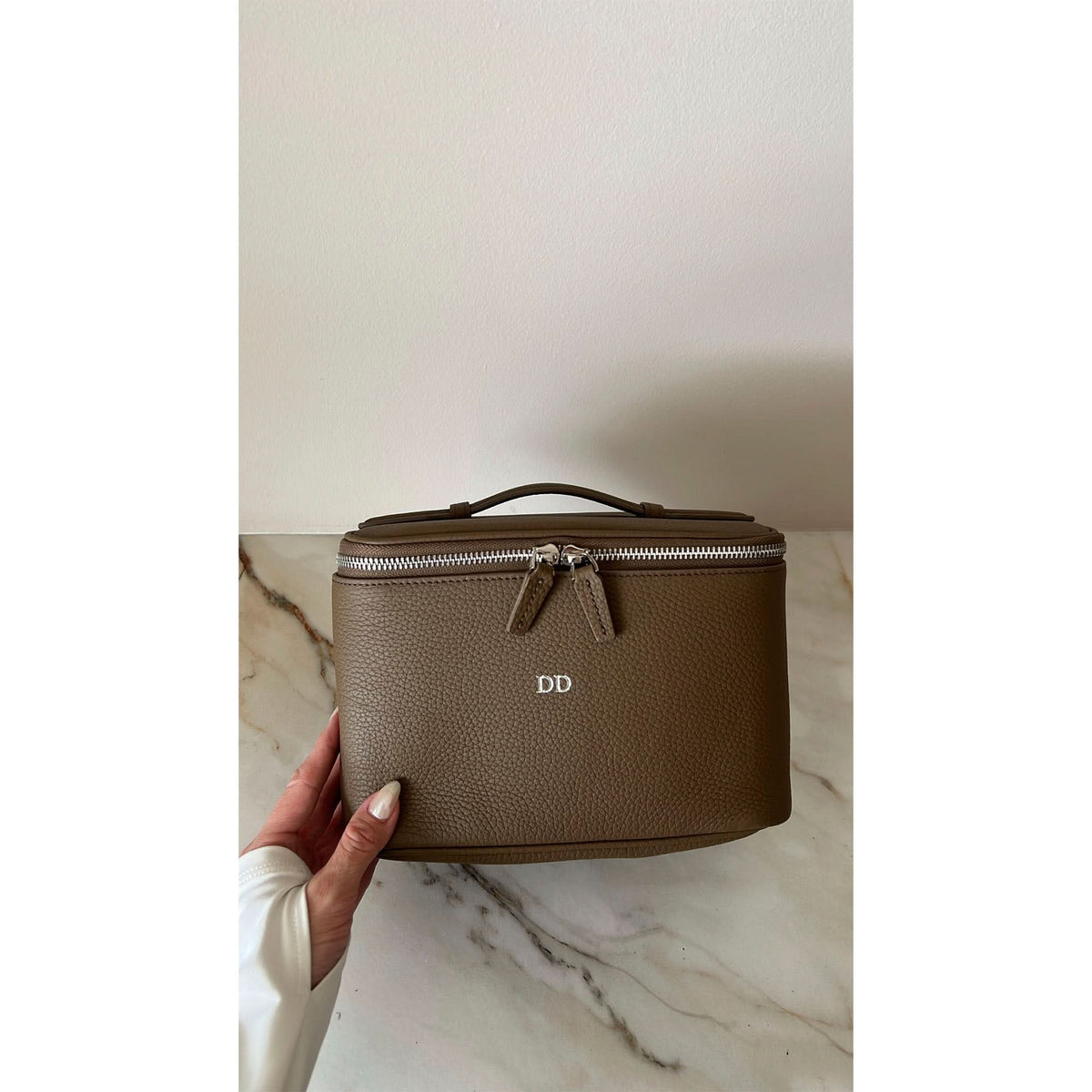 Bolsa de viaje Maison Caviar Camille de cuero negro con asas cortas y detalles de costura, ideal para viajes cortos.