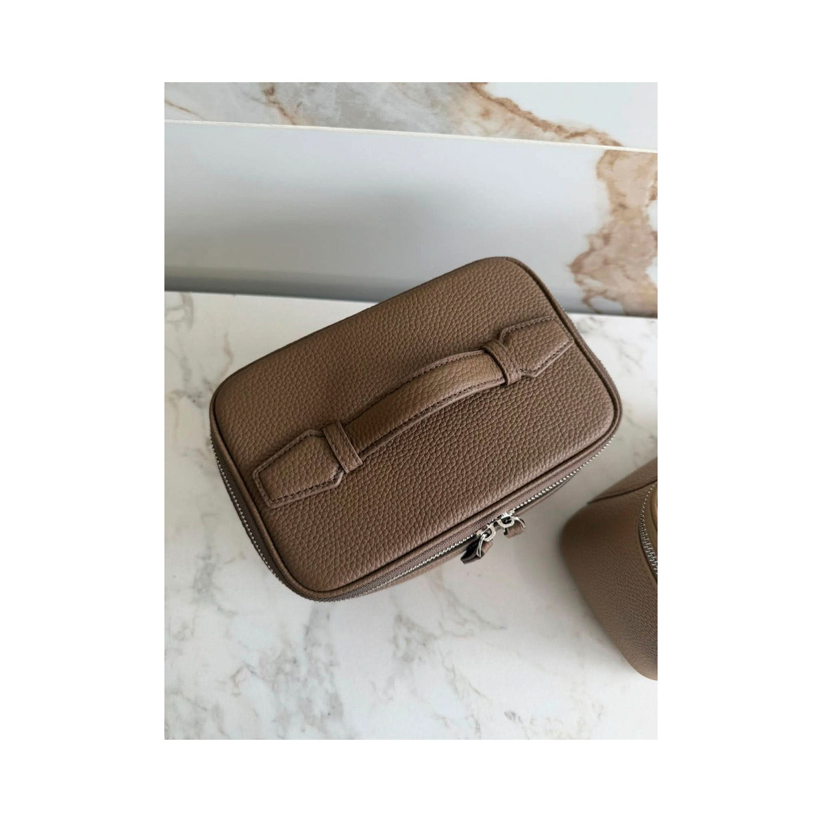 Bolsa de viaje Camille de Maison Caviar, maleta de mano elegante con asas y compartimentos, ideal para viajes cortos.