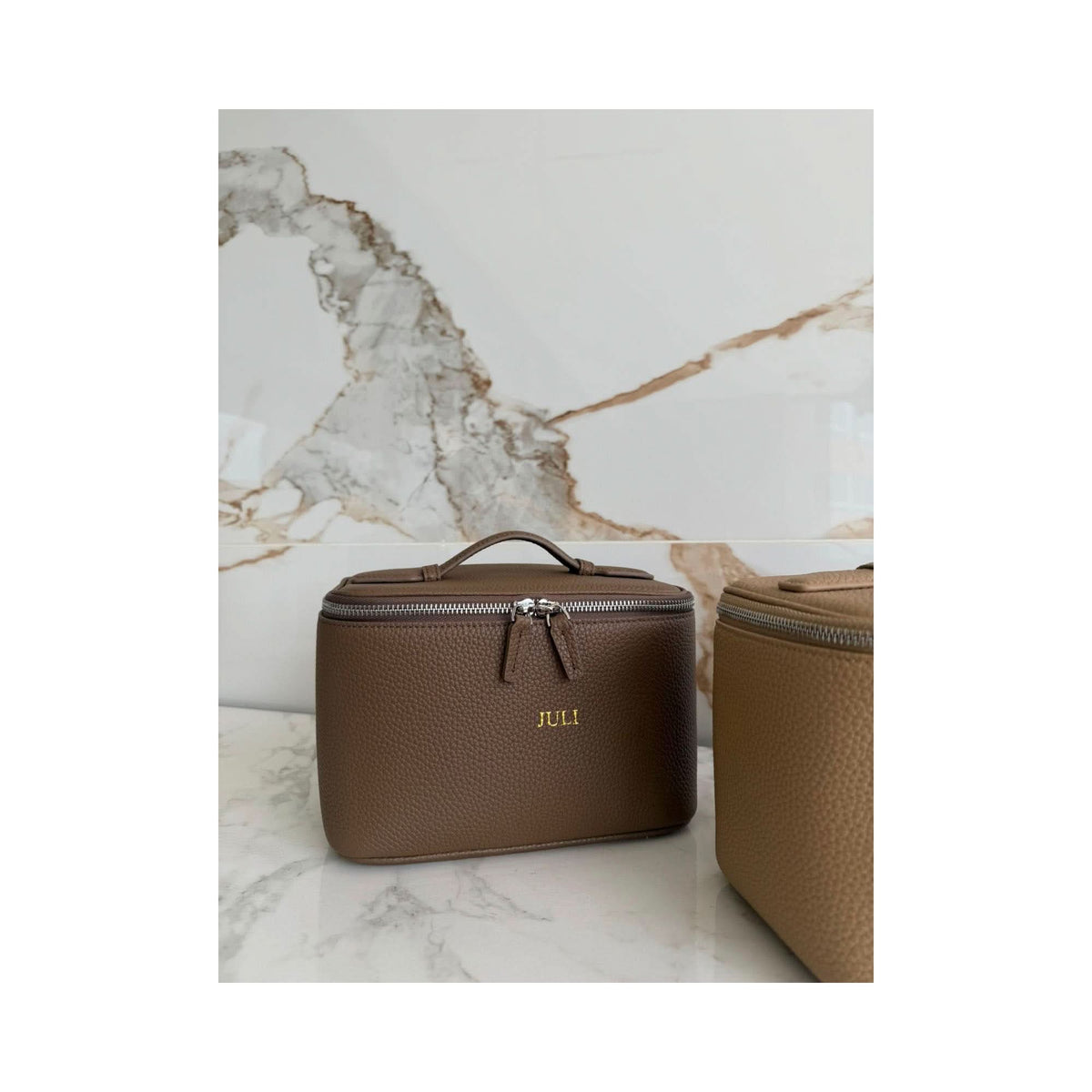 Bolsa de viaje Maison Caviar Camille, resistente y elegante, con asas y detalles en cuero para viajes cortos o largos.