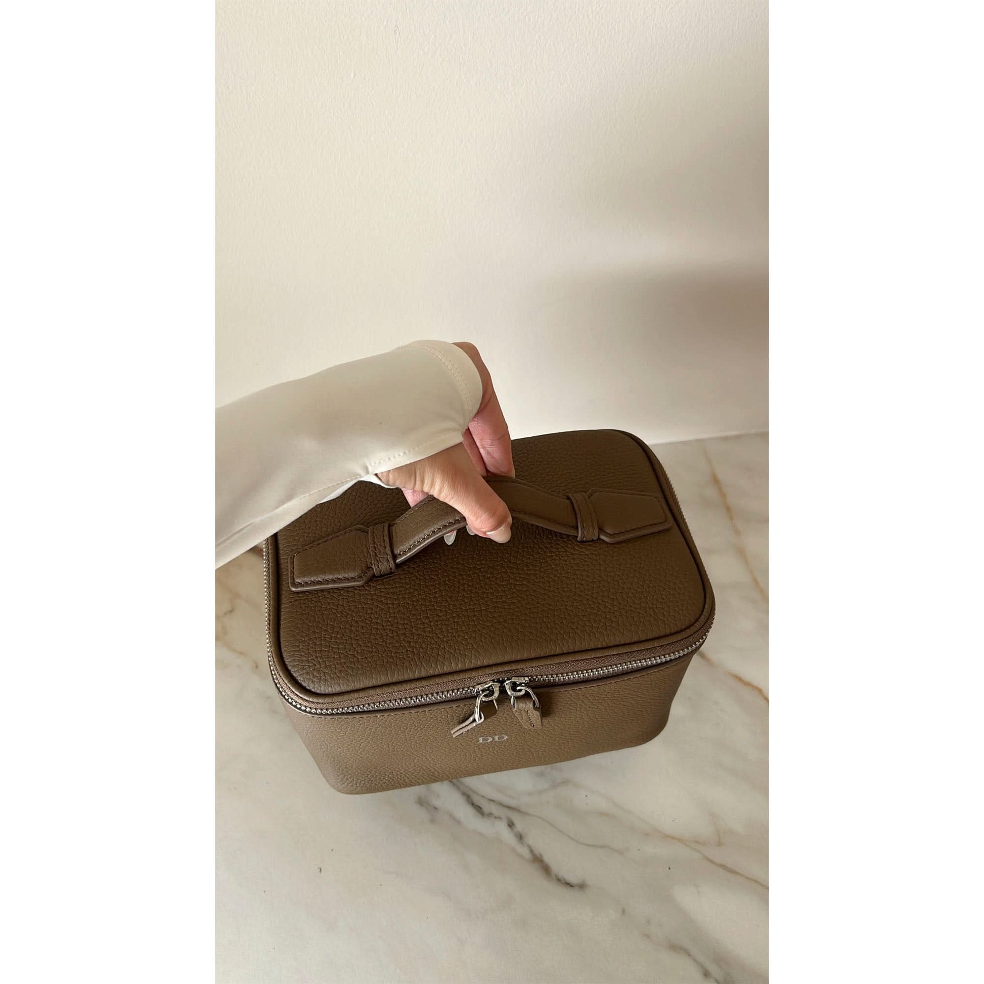 Bolsa de viaje Maison Caviar Camille de tamaño mediano, con asas y compartimentos visibles en la imagen.