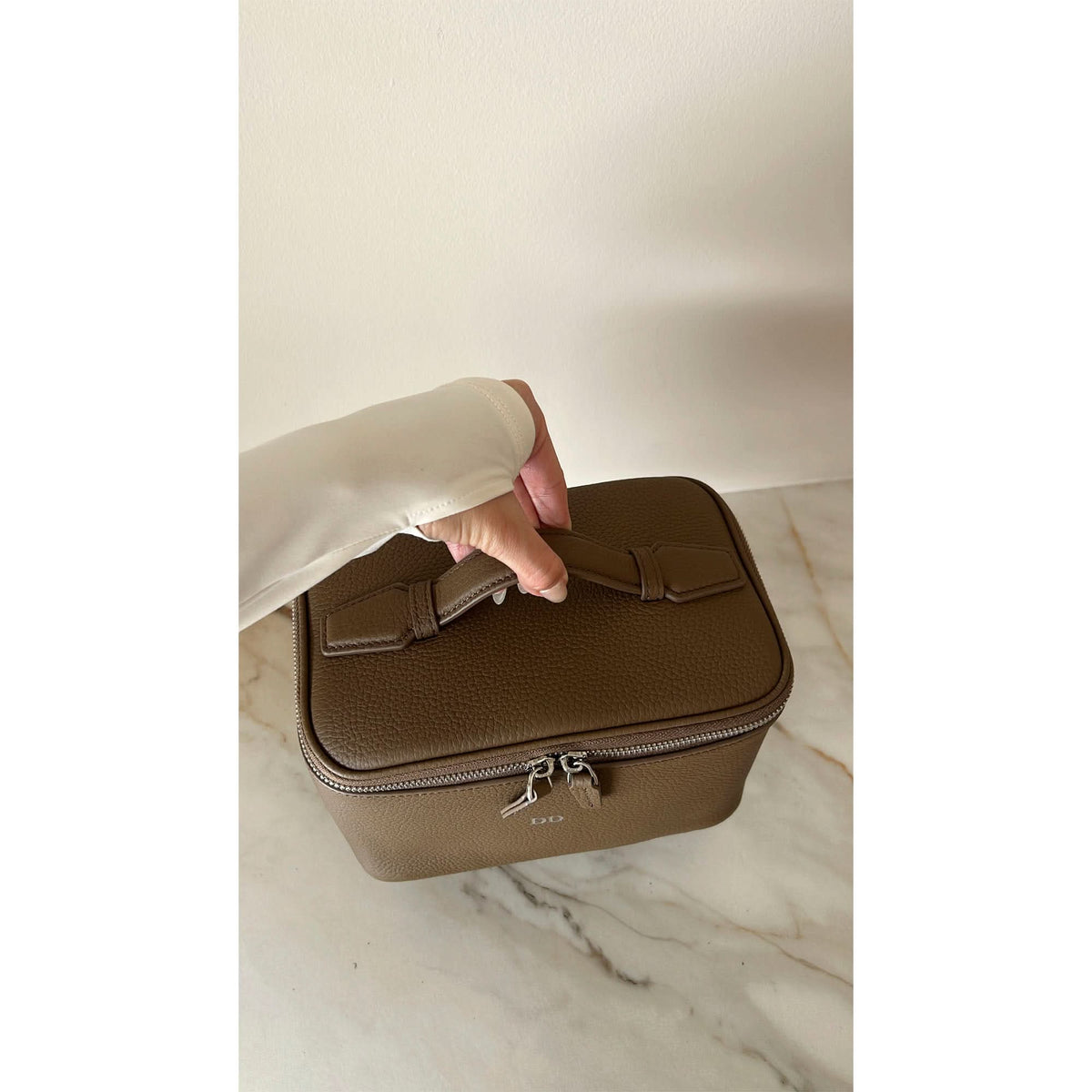 Bolsa de viaje Maison Caviar Camille de tamaño mediano, con asas y compartimentos visibles en la imagen.