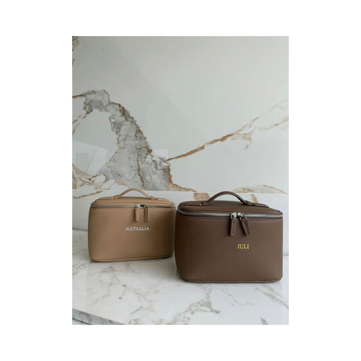 Bolsa de viaje Camille de Maison Caviar, bolsa de mano negra con detalles elegantes y correas ajustables para viajes.