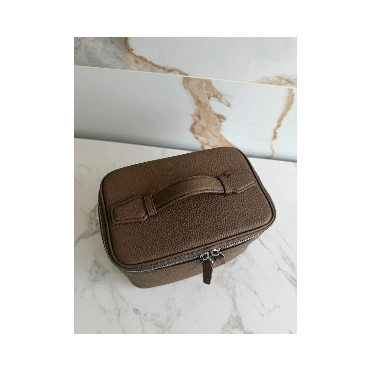 Maleta de viaje Maison Caviar Camille en color negro, con asas y detalles de cuero para viajes cortos y largos.