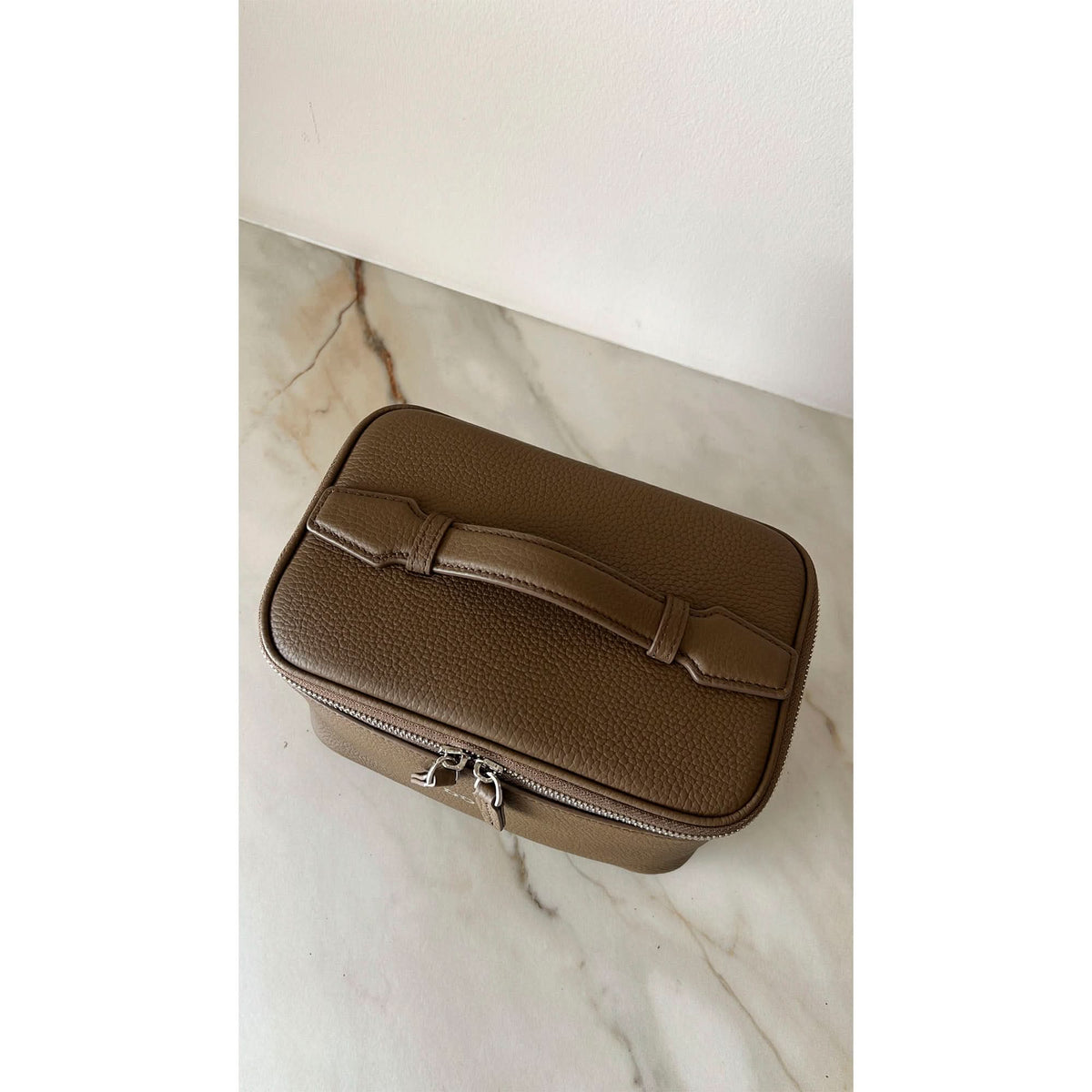 Bolsa de viaje Maison Caviar Camille, bolso de mano elegante con detalles en cuero y espacio para objetos personales.