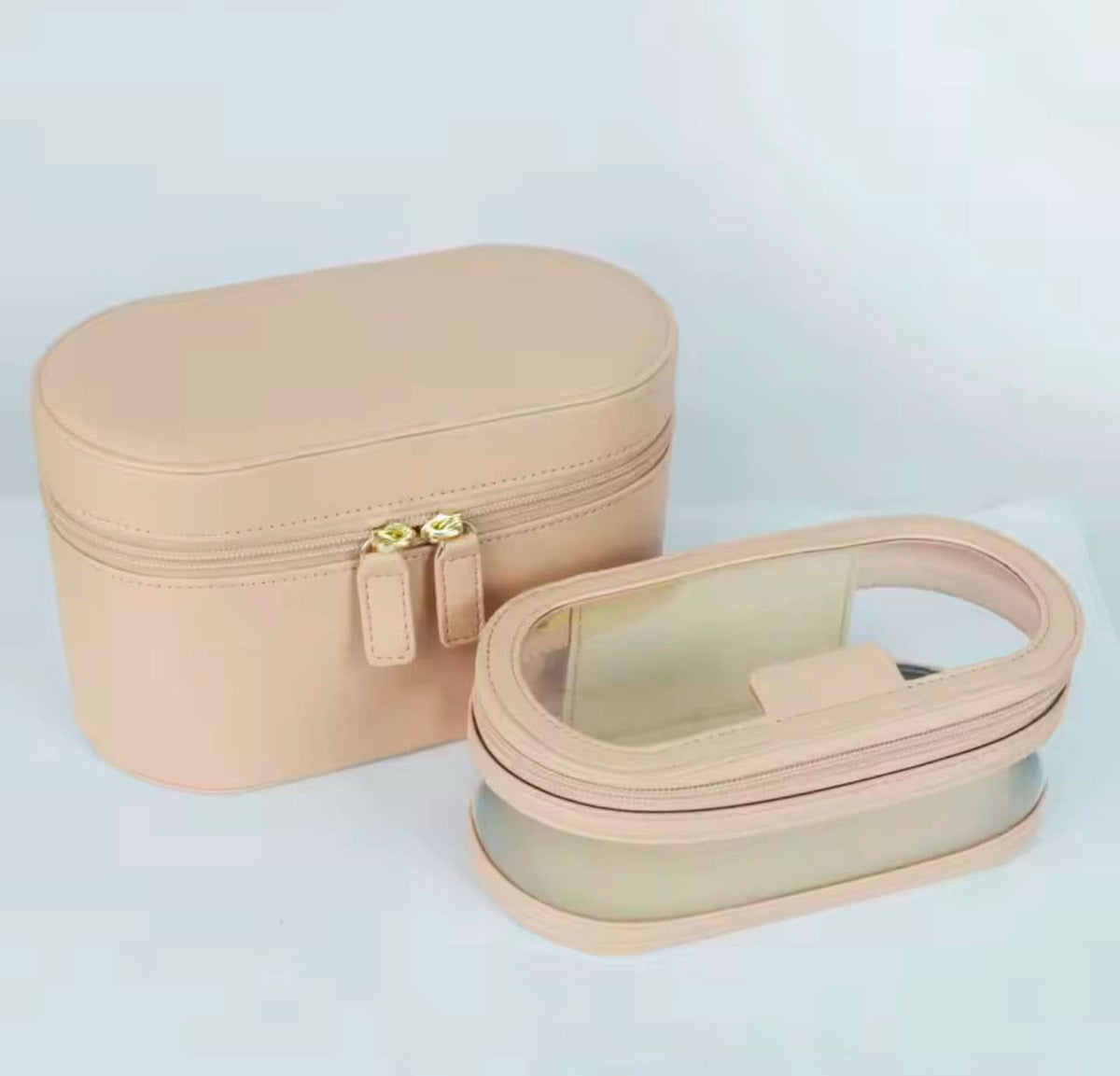 Maletín de belleza Louis Maison Caviar con compartimentos y asa para transporte, en color negro elegante.
