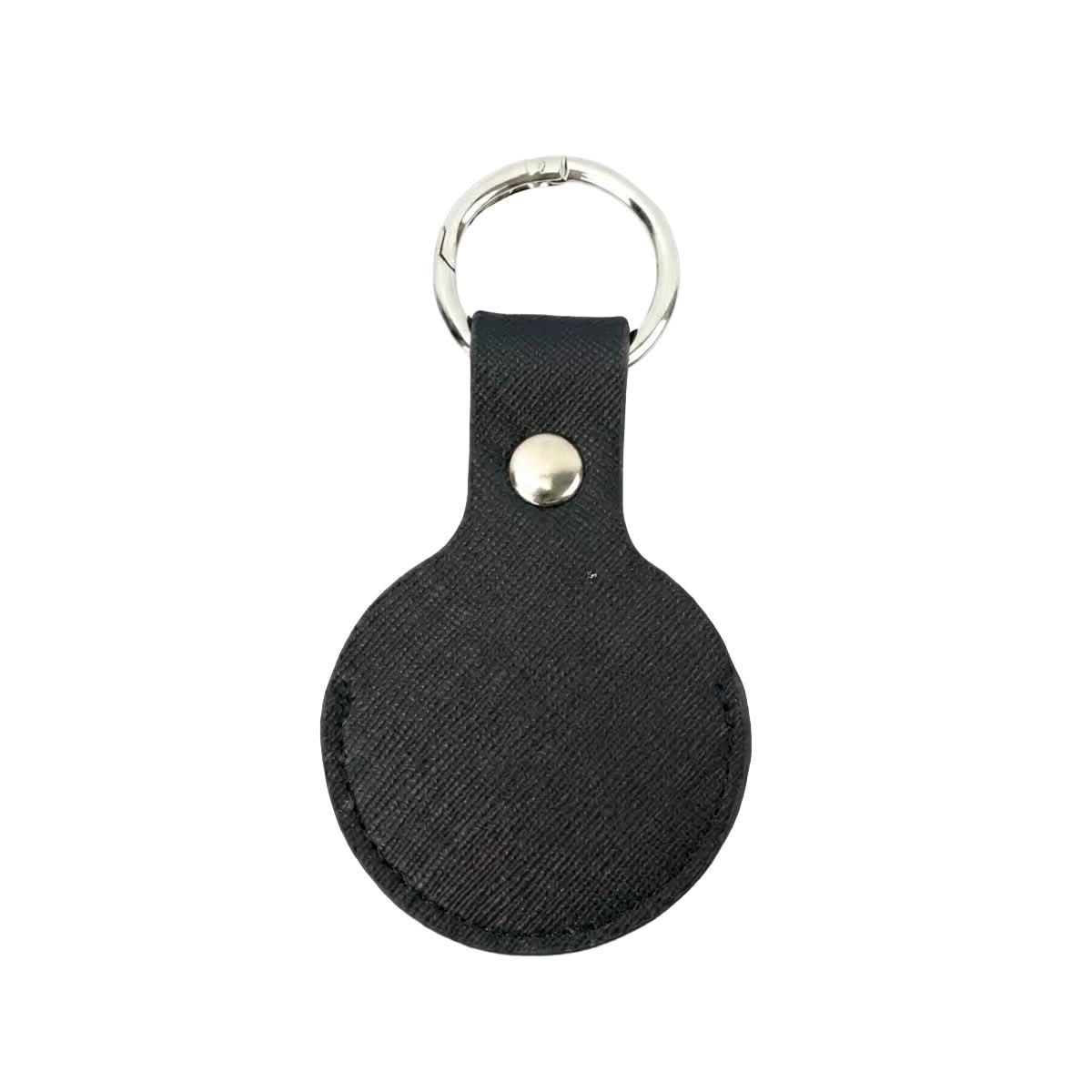 Llavero Maison Caviar para Airtag de color carmesí, con diseño elegante y detalles en metal, colgado en una llave.