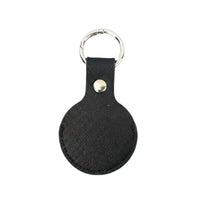 Llavero Maison Caviar para Airtag de color carmesí, con diseño elegante y detalles en metal, colgado en una llave.