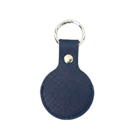 Llavero Maison Caviar Airtag color carmesí colgado con diseño elegante y resistente en acabado de alta calidad.