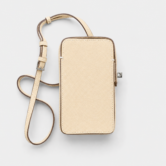 Funda para iPhone Maison Caviar Emily en color crema con diseño 3D, hecha de material suave y protectora para teléfono móvil.