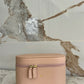 Bolsa de tocador Louis Maison Caviar, elegante y espaciosa, con cierre y compartimentos internos, perfecta para viajes.