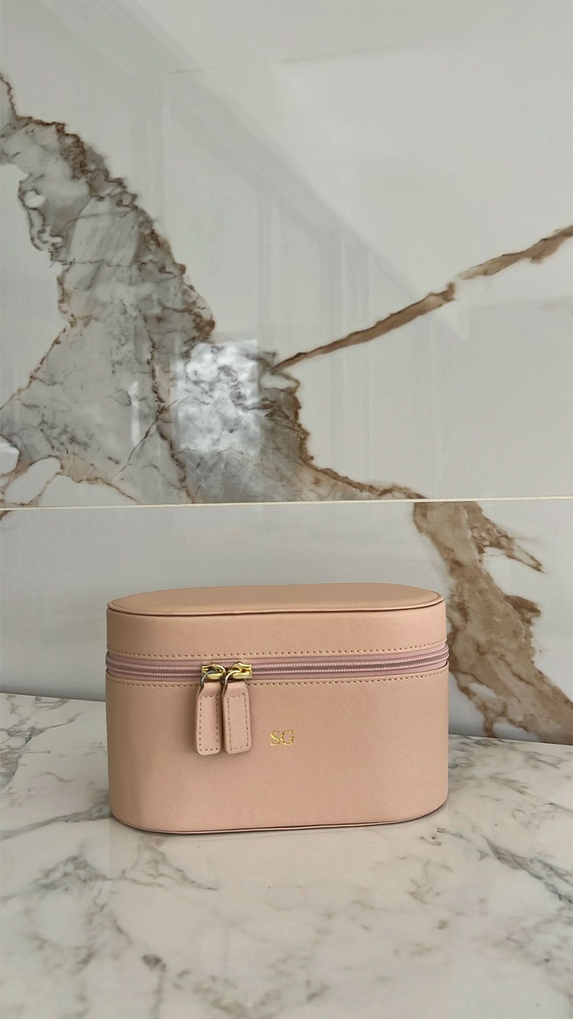 Bolsa de tocador Louis Maison Caviar, elegante y espaciosa, con cierre y compartimentos internos, perfecta para viajes.