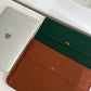 Funda para MacBook Maison Caviar Nobu, protección de cuero negro con detalles elegantes, vista frontal del diseño de la carcasa.
