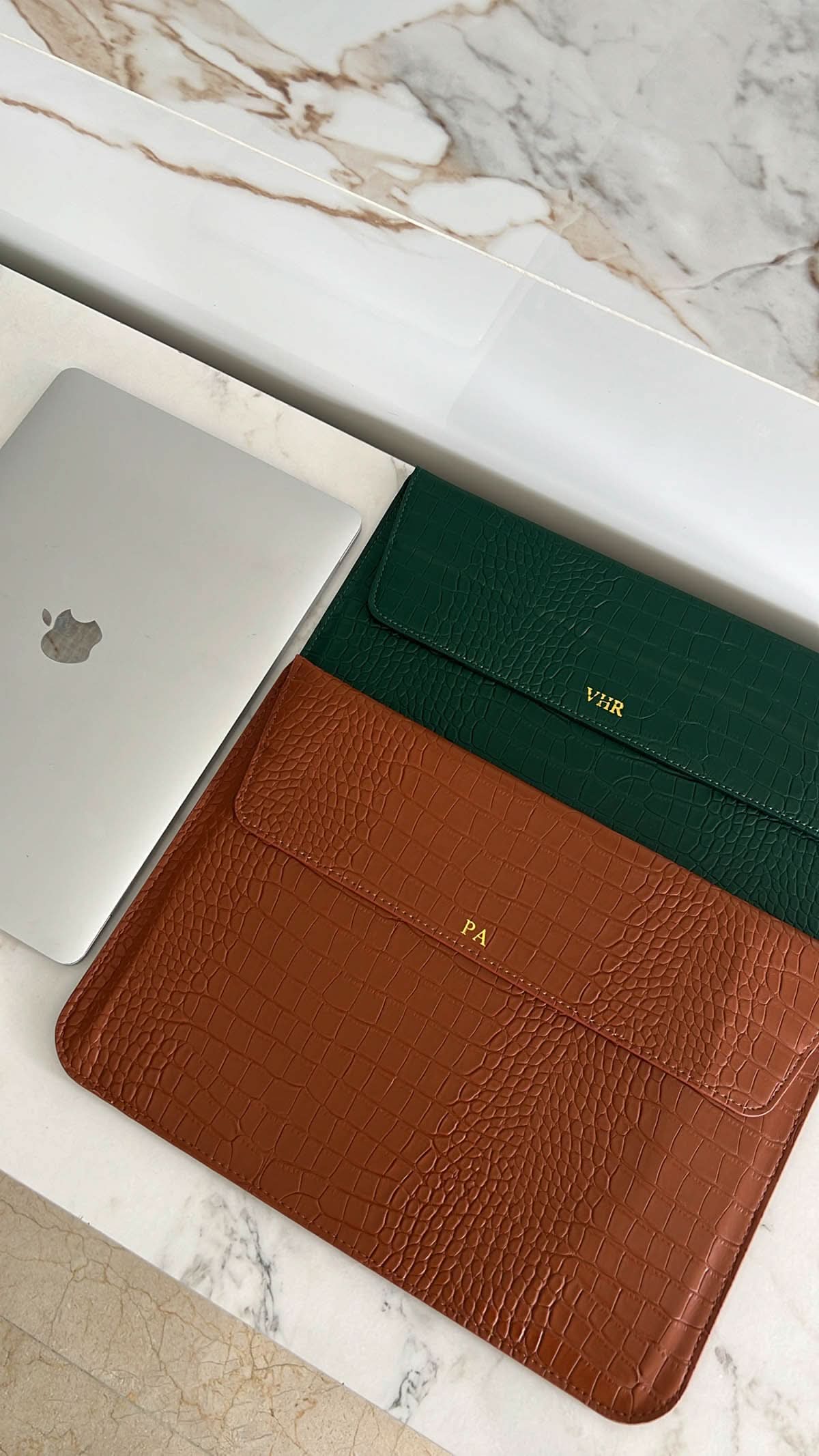 Funda para MacBook Maison Caviar Nobu, protección de cuero negro con detalles elegantes, vista frontal del diseño de la carcasa.