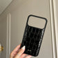 Funda para iPhone Siena de Maison Caviar, protección elegante con diseño sofisticado y detalles en cuero.