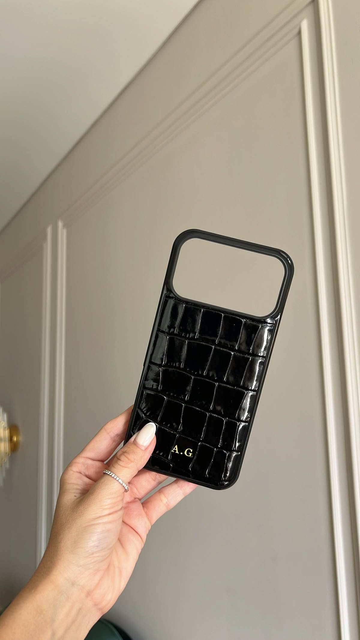 Funda para iPhone Siena de Maison Caviar, protección elegante con diseño sofisticado y detalles en cuero.