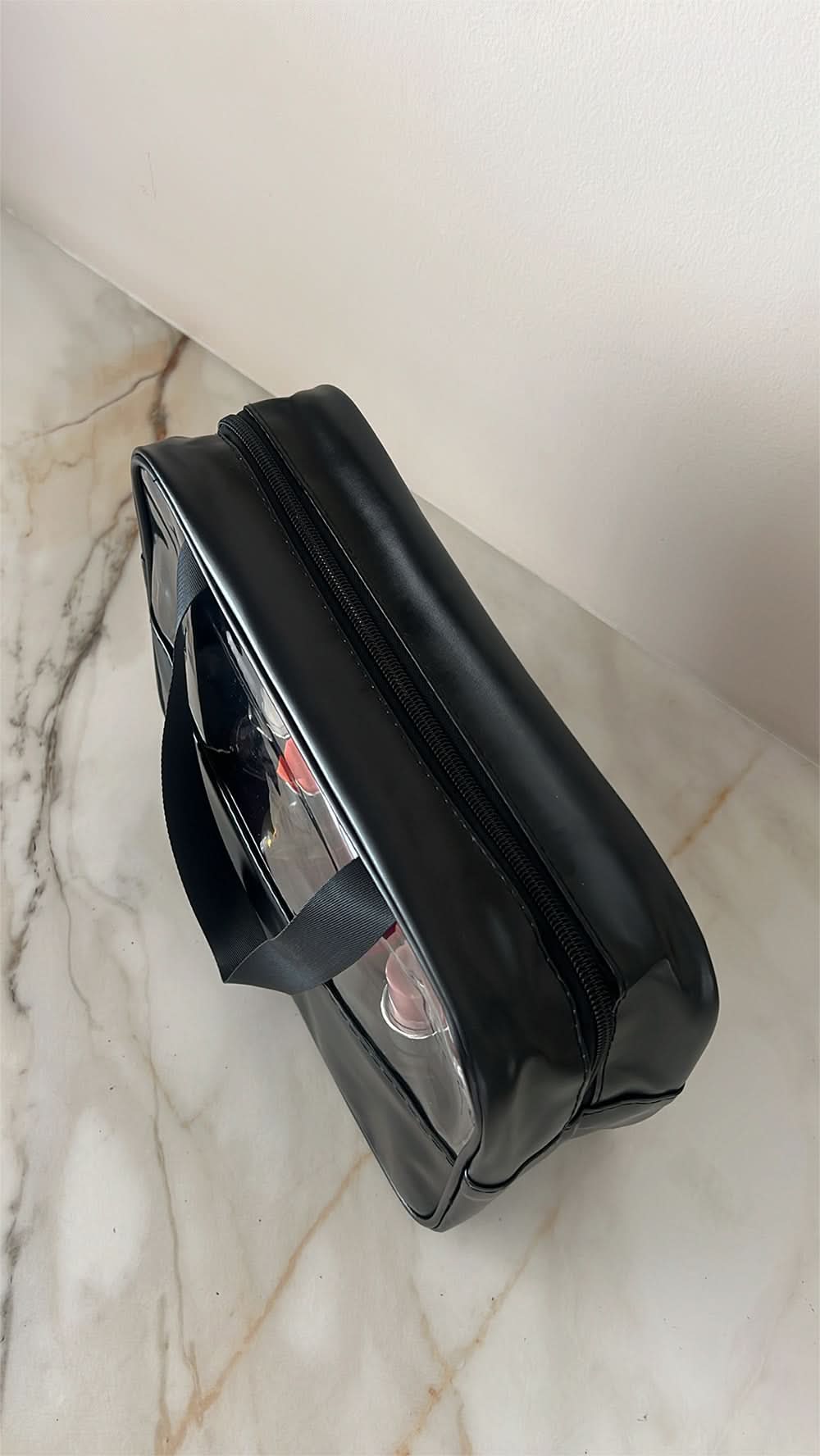 Maleta de viaje Maison Caviar Pierre, resistente y espaciosa con asas y detalles de diseño elegante en color oscuro.