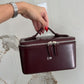 Bolsa de maquillaje Gerard de Maison Caviar, estuche de vanity elegante con compartimentos para cosméticos y accesorios.