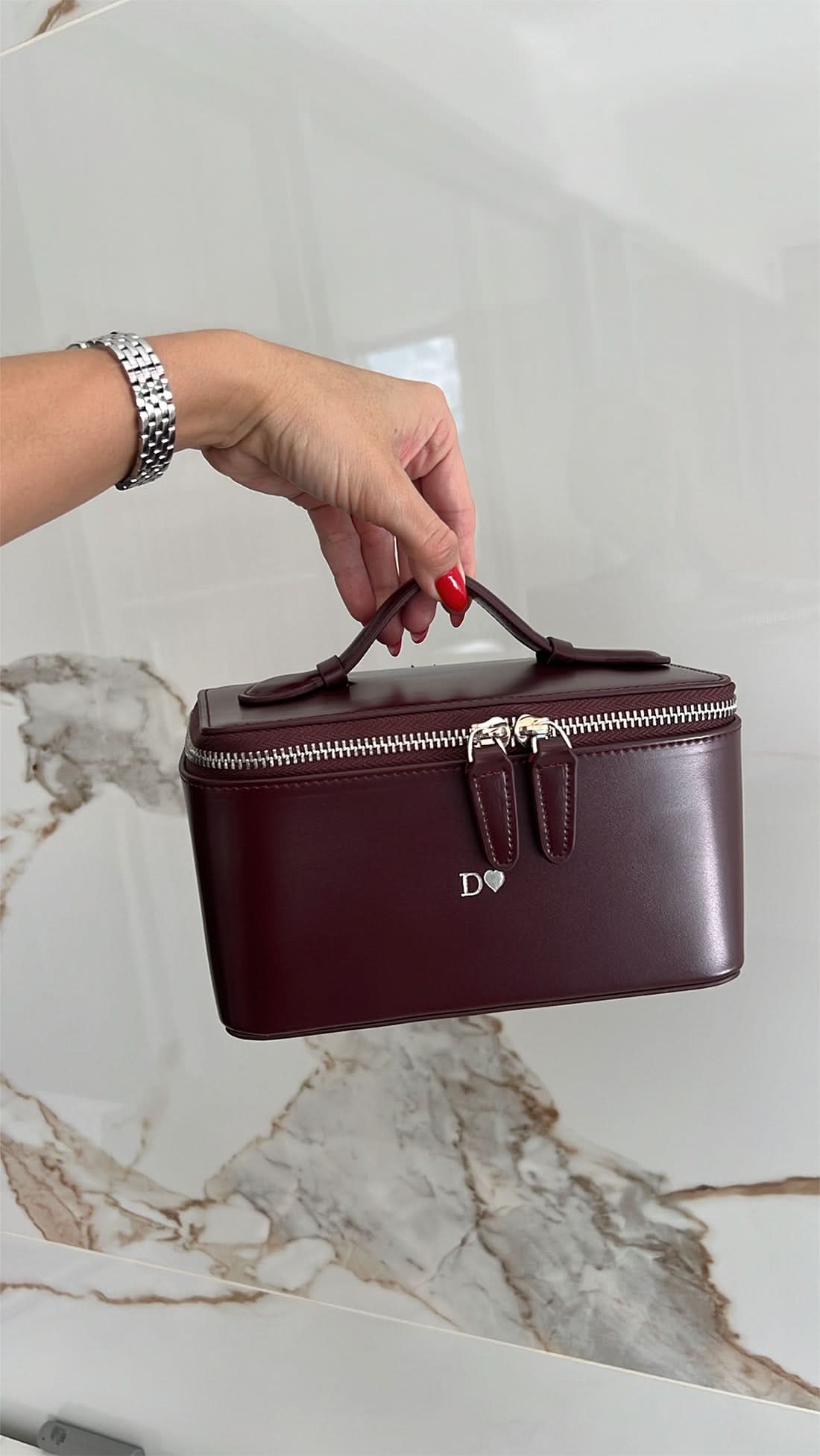 Bolsa de maquillaje Gerard de Maison Caviar, estuche de vanity elegante con compartimentos para cosméticos y accesorios.
