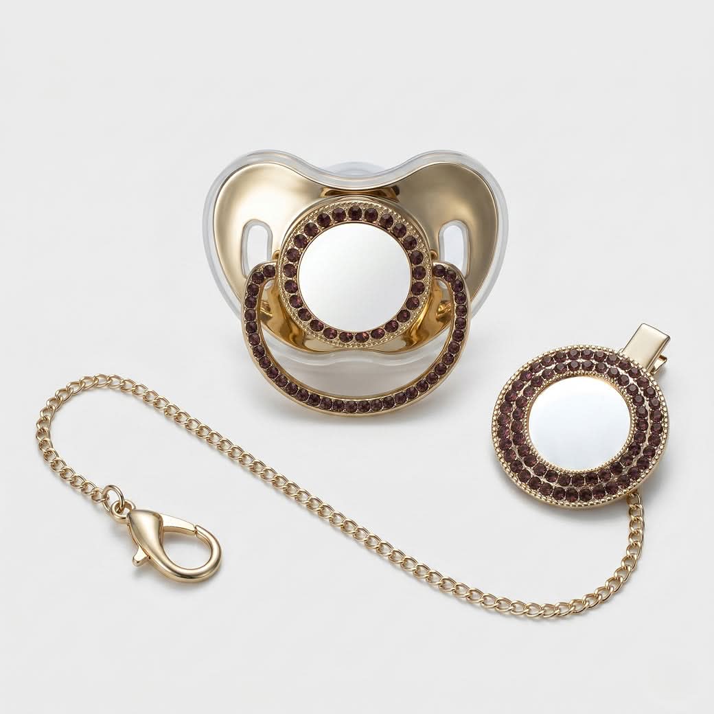 Chupa Abel de la marca Maison Caviar con acabado dorado, diseñada para un estilo elegante y moderno.