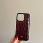 Funda para iPhone Siena de Maison Caviar, protección elegante en cuero con diseño clásico para modelo compatible.