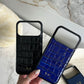 Funda para iPhone Siena de Maison Caviar, protección elegante en cuero con diseño sofisticado.