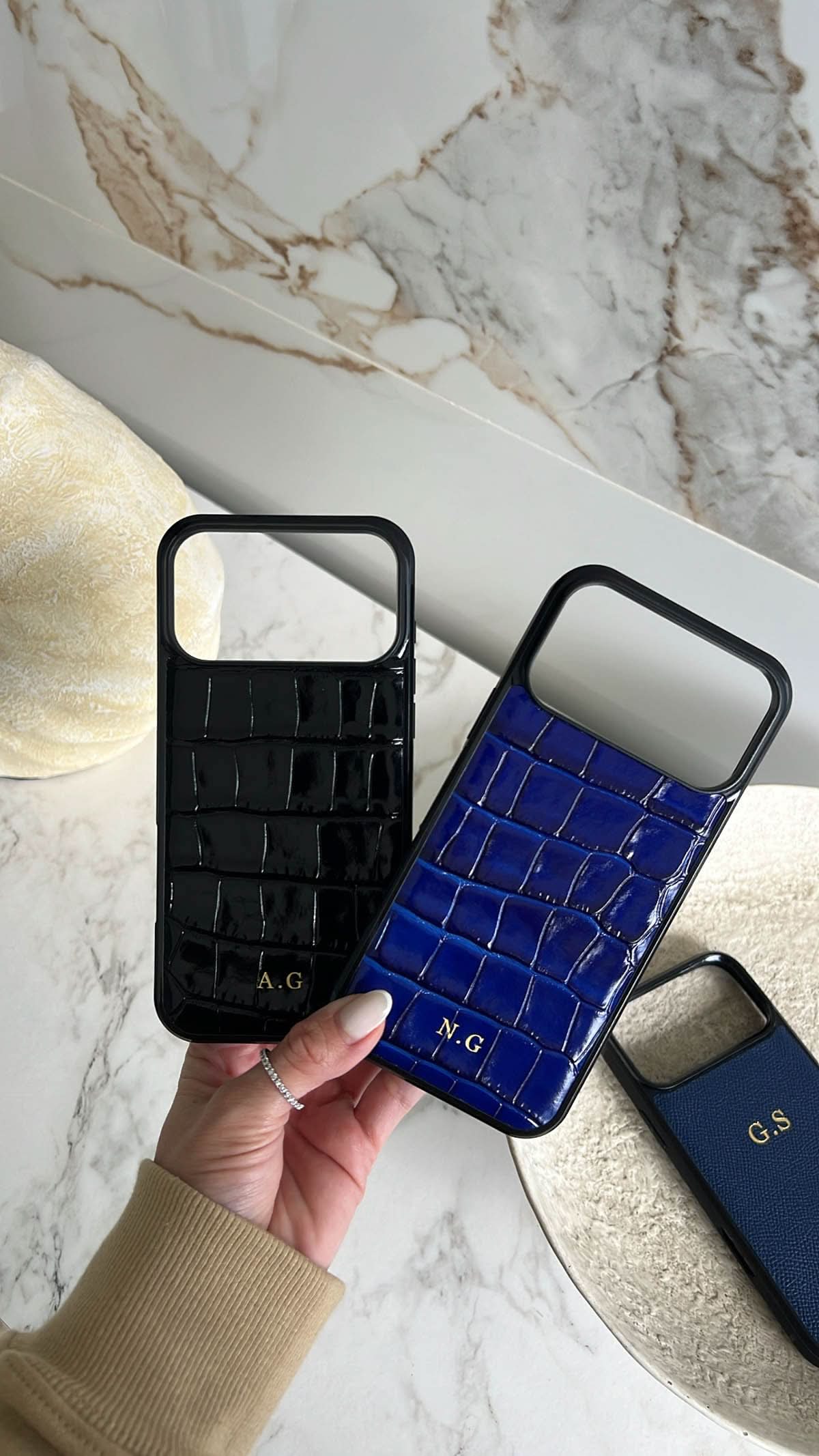 Funda para iPhone Siena de Maison Caviar, protección elegante en cuero con diseño sofisticado.