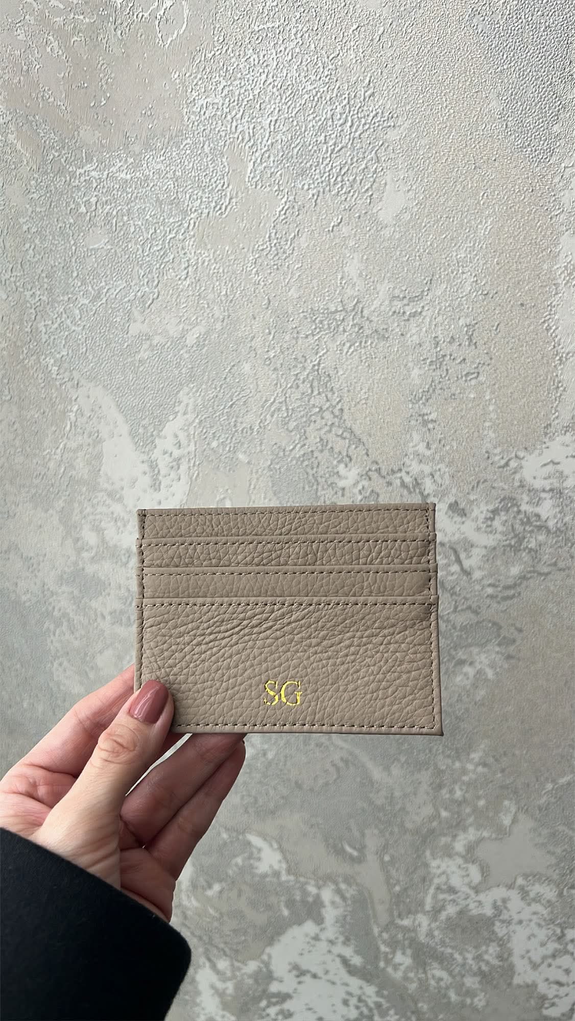 Tarjetero Nina de Maison Caviar, con diseño compacto y elegante, mostrando varias tarjetas en su interior.