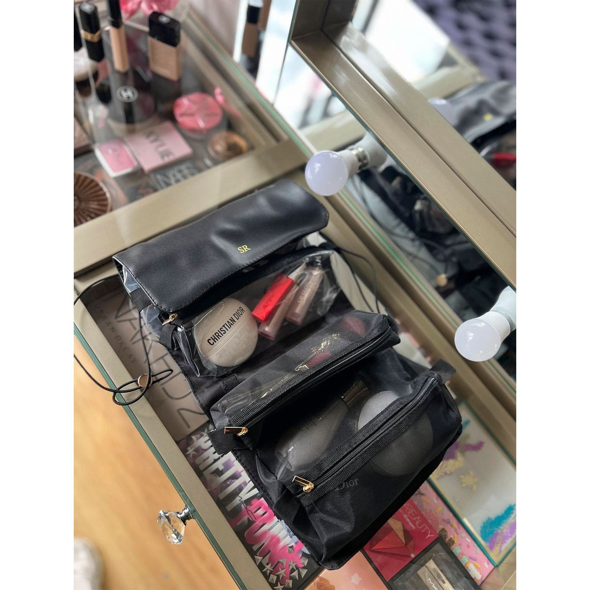 Bolsa de maquillaje Enzo de Maison Caviar, bolsa de vanity elegante con compartimentos para cosméticos y accesorios.