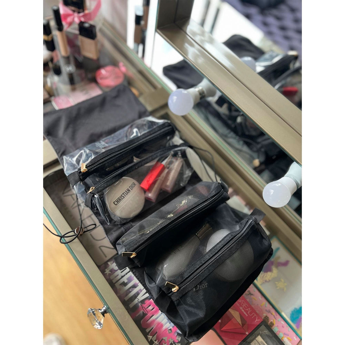 Maletín de maquillaje Maison Caviar Enzo con compartimentos organizadores y acabado elegante.
