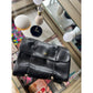 Bolsa de maquillaje Maison Caviar Enzo, elegante bolso de vanity con compartimentos y diseño sofisticado en cuero.