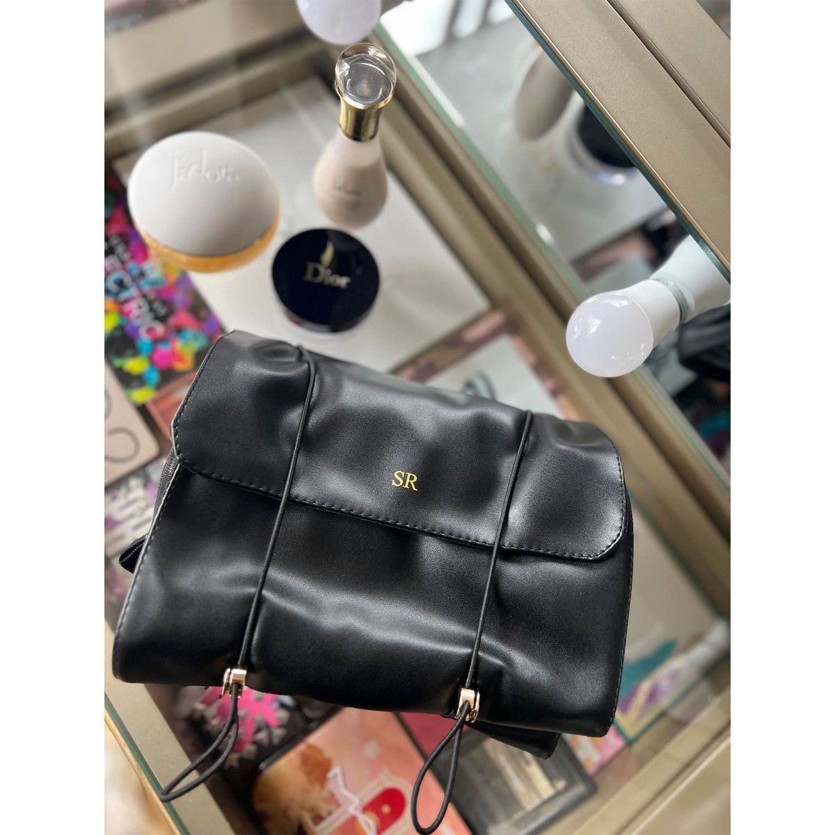Bolsa de maquillaje Maison Caviar Enzo, elegante bolso de vanity con compartimentos y diseño sofisticado en cuero.
